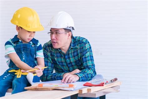 Padre Enseñando A Su Hijo Para El Trabajo De Mejora Del Hogar Diy Para