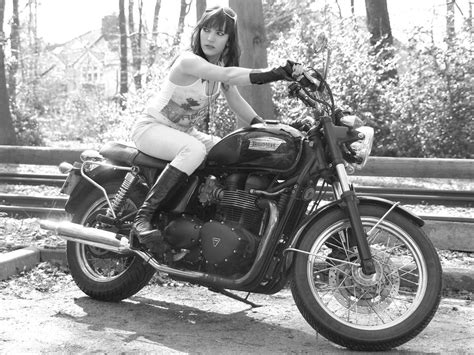 Girls On Motorcycles Pics And Comments Page 78 Triumph Forum Triumph Rat Motorcycle Forums