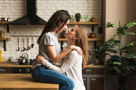 leidenschaftliche lesbische junge paare die in der küche sich lieben kostenlose foto