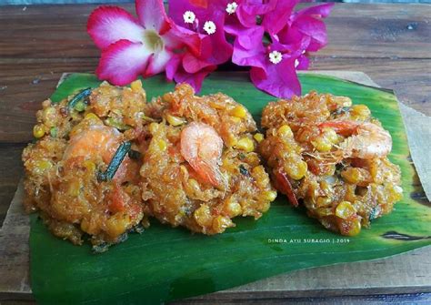 Ambil 1 sendok sayur, goreng dalam. Resep Dadar Jagung (Bakwan Jagung) Udang Bumbu Jawa oleh ...