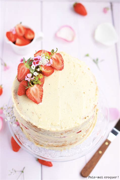 Un naked cake spécial anniversaire aux chocolat blanc et aux fraises