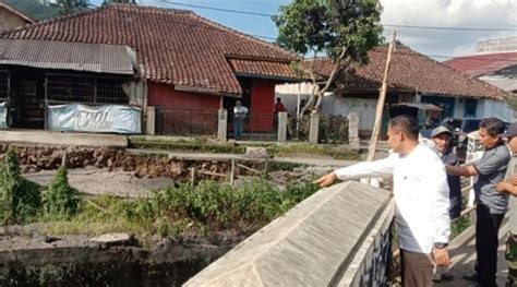 Bupati Bandung Instruksikan Segera Tangani Bencana Pergerakan Tanah Di Ciwidey Visinews