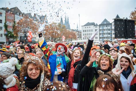Für einen moment in eine andere welt katapultiert, als. Kölner Karneval | Crown jewelry, Fashion