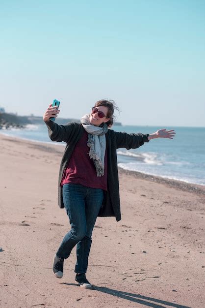 Premium Photo Woman On Vacation Taking Selfies At The Beach