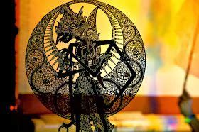They are constructed similarly to wayang kulit figures, but from thin pieces of wood instead of leather, and, like wayang kulit figures, are used as shadow puppets. Wayang Kulit: Wayang Maskot Indonesia | Seni tradisional, Gambar, Ilustrasi