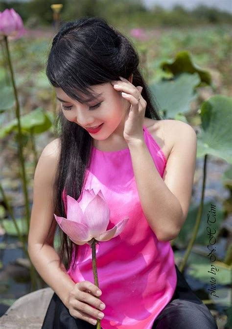 Beautiful vietnamese women in traditional long dress art print by huynh thu. Ao Yem