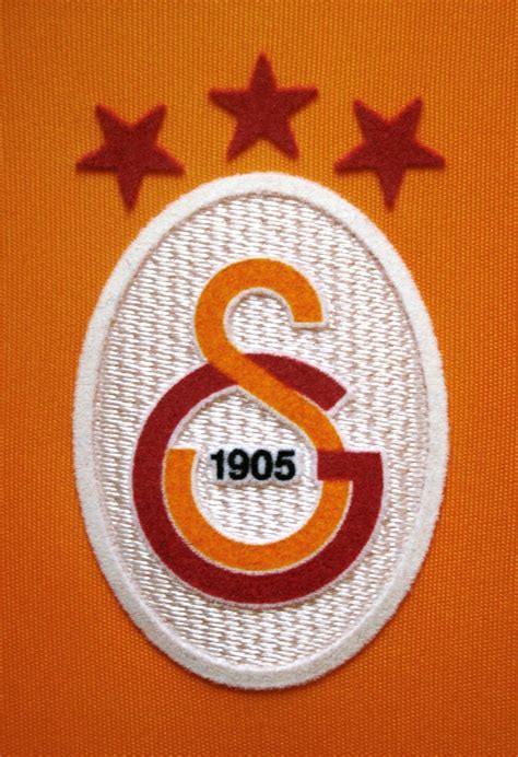 Galatasaray'ın ilk amblemi, 333 şevki ege tarafından çizildi. GALATASARAY FORMALARI: GERÇEK FOTOLARLA LOGOLAR