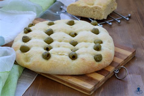 Pane Focaccia Alle Olive Ricetta Lievitata Di Facile Preparazione