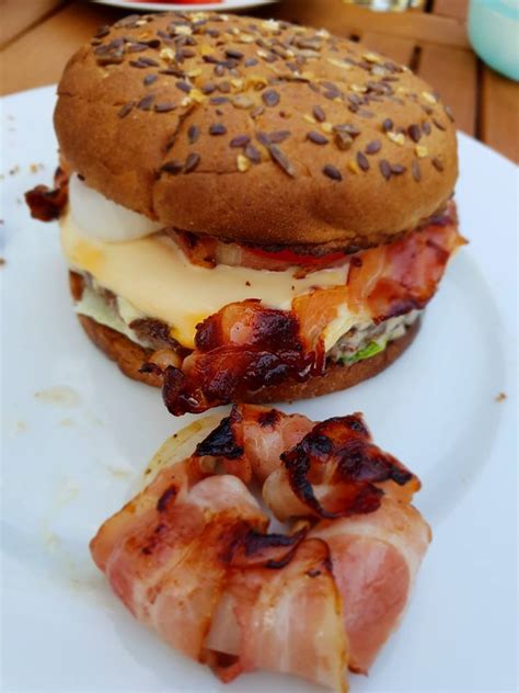 Jeden tag werden tausende neue, hochwertige bilder hinzugefügt. Hamburger mit Bacon-Zwiebel & Bacon-Zwiebel-Ei-Ring ...