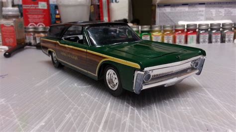 1965 Lincoln Continental Plastic Model Car Kit 125 Scale