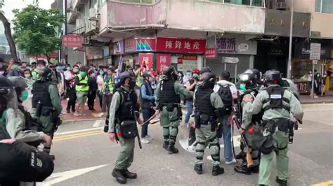 Hong Kong Police Fire Tear Gas On Pro Democracy Protesters Cnn Video