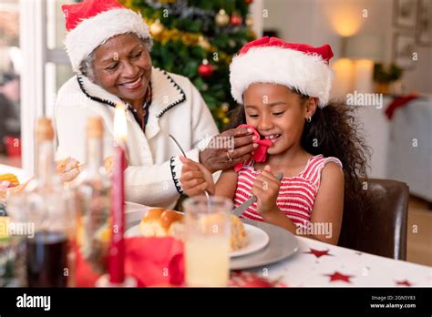 Bonne Grand Mère Afro Américaine Nettoyant La Petite Fille Visage à La