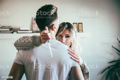 그의 등 뒤에 칼을 들고 하는 동안 남자 친구와 포옹 하는 여자 친구 안기에 대한 스톡 사진 및 기타 이미지 안기 슬픔 심각한 Istock