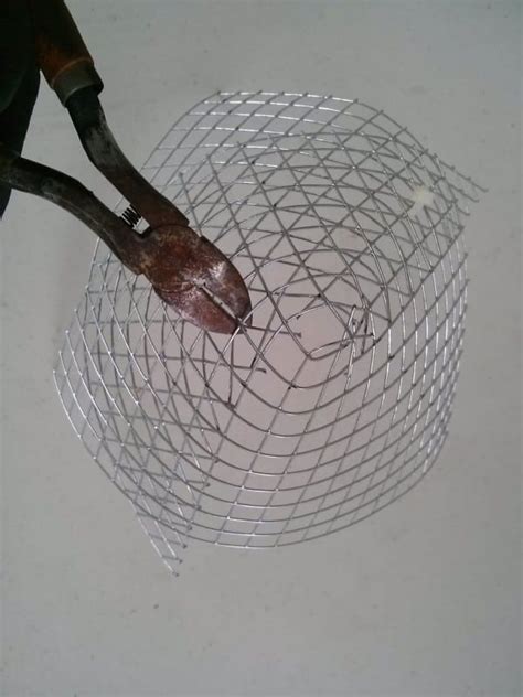 Just need some plastic chicken fence. DIY Crawfish Trap - TeeDiddlyDee