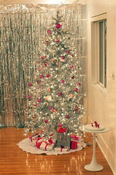 I have always wanted a tinsel or aluminum tree like this one from bella's rose need more christmas decorating inspiration? How To Decorate A Silver Tinsel Tree - Decorating Ideas