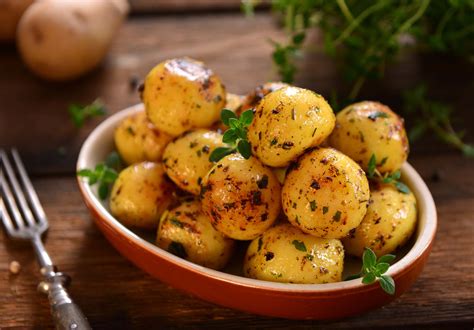 Grillede Nye Kartofler Med Urter Og Parmesan Opskrifter Dk