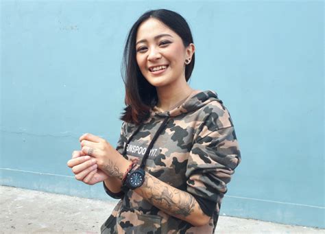 Selain dikenal sebagai kreator konten tiktok, ifdhal juga dikenal jago. Seleb Tik Tok Nadia Zerlinda Menyesal Penuhi Tubuhnya ...