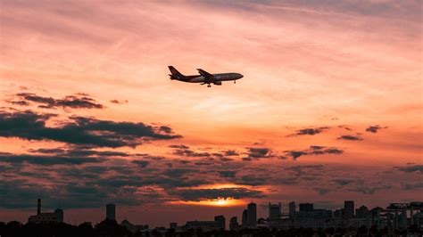 Wallpaper Airplane Dusk City Sunset 3840x2160 Uhd 4k Picture Image