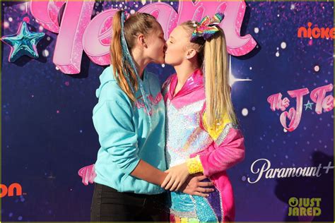 Jojo Siwa Kisses Girlfriend Kylie Prew At The J Team Premiere Photo