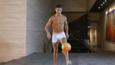cristiano ronaldo hace malabares con pelota en ropa interior [video] internacional el bocÓn