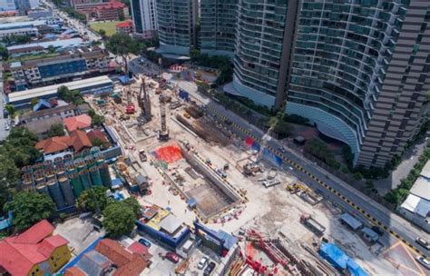 It was erected on 1990 after tengku abdul aziz shah (sultan salahuddin abdul aziz shah), a former raja muda of selangor. Jalan Raja Muda Abdul Aziz (Kampung Baru North) - MRT Corp