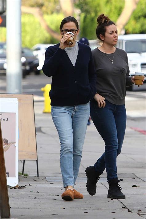 Garner, who grew up in charleston, west virginia. Jennifer Garner Goes for a Coffee Run in Brentwood 03/11 ...