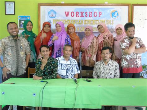 Era revolusi industri ditandai dengan perkembangan teknologi dan informasi yang sangat cepat. Workshop Multimedia Pembelajaran Interaktif SMPN 4 ...