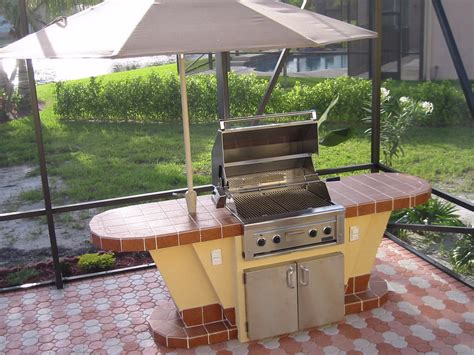Discover prefab outdoor kitchen design and ideas inspiration from a variety of color, decor and theme options. Prefab Outdoor Kitchen Kits in Various Designs | MYKITCHENINTERIOR