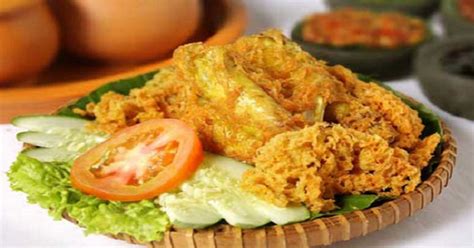 Ini karena tekstur daging ayam yang lembut dan mudah untuk dikunyah, selain itu dari sisi kesehatan pun daging ayam termasuk yang memiliki kandungan rendah kolesterol jika dibandingkan dengan. RESEP NENEK: Ayam Goreng Selimut & Ayam Suwir Bumbu Rujak ...
