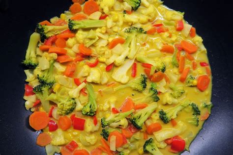 Zelené kari s červenou ryžou - Vegan Green Curry - Surová ...