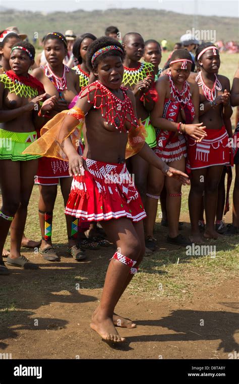 Zulú De Baile En Palacio Enyokeni Reed Nongoma Sudáfrica Fotografía De Stock Alamy