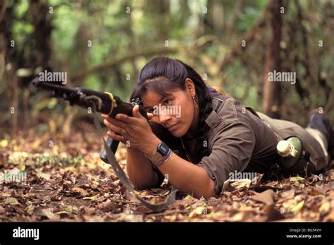 Mujer Con Rifle De Guerrilla En La Selva De Guatemala Ixcan Fotograf A De Stock Alamy