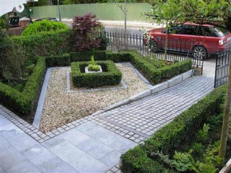 Huedecors solved that problem in several ways in this side yard garden. Top 30 Front Garden Ideas with Parking - Home Decor Ideas UK