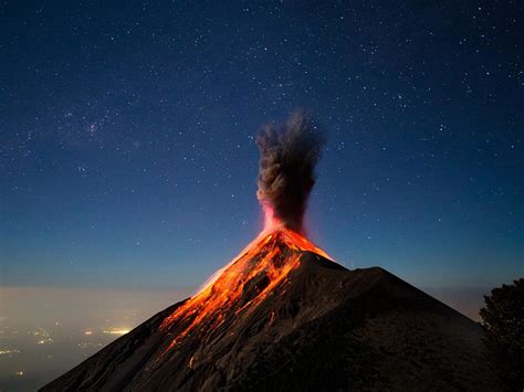Guatemala Le Volcan Fuego Est Entré En éruption Volcan Volcan