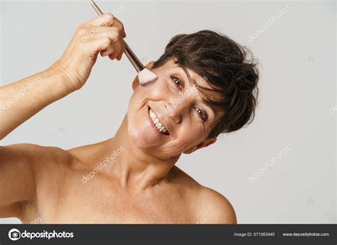 Mujer Madura Semidesnuda Sonriendo Mientras Usa Pincel Aislado Sobre Fondo fotografía de stock