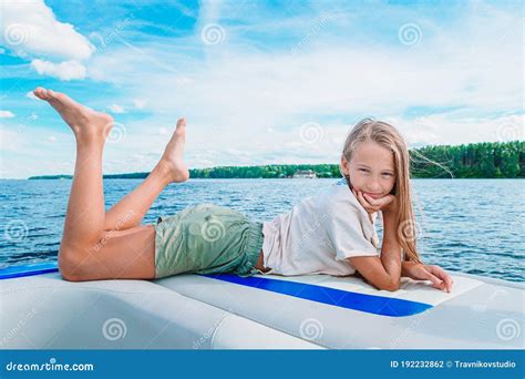 Bambina Che Naviga In Barca In Mare Aperto Fotografia Stock Immagine