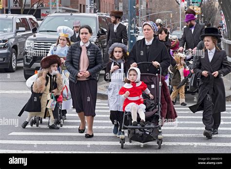 Un Grupo De Judíos Religiosos Algunos En Trajes Purim En Lee Avenue
