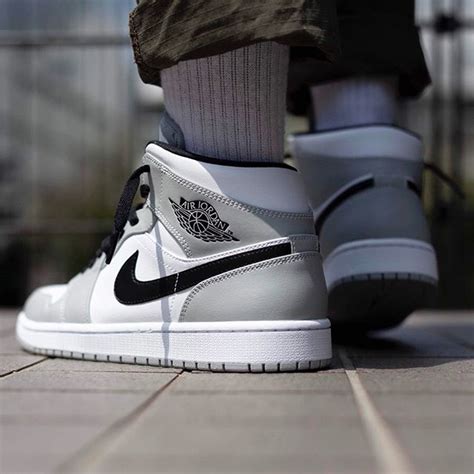 That's especially true with this pair, thanks to the understated palette of grey, white and black used across their uppers. 【スニダンで取扱中】NIKE AIR JORDAN 1 MID "LIGHT SMOKE GREY/BLACK ...