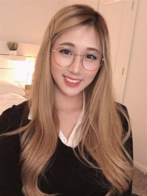 Blonde With Glasses Spreading Toes Ramateursolespreading