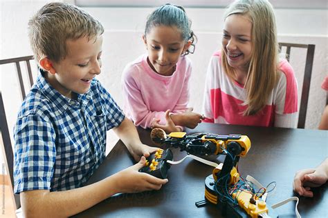 Excited Kids Having Fun With Science Robot Kit Del Colaborador De