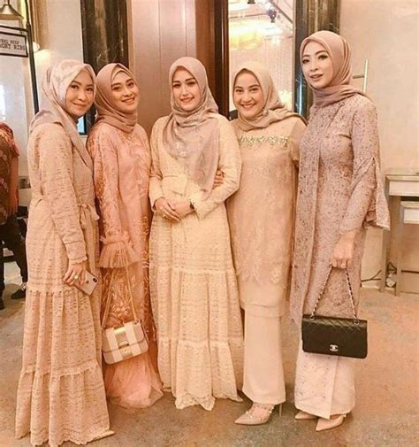 You have just read the article entitled contoh baju kurung kain pleated. Model baju kebaya muslim modern cantik untuk acara wisuda