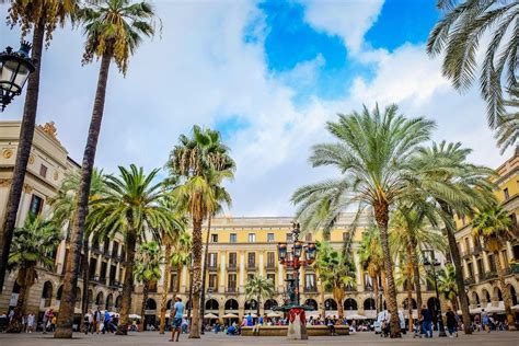 Barcelona is a city on the coast of northeastern spain. Gratis stadswandeling Barcelona: centrum en oude stad + kaart