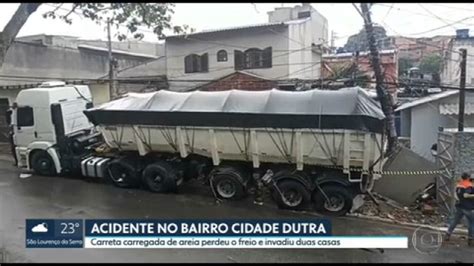 Acidente entre carreta e ônibus deixa quatro pessoas feridas SP2 G1