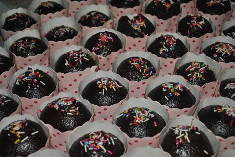 Kue kacang tradisional indonesia umumnya dibuat dari kacang tanah yang dicincang kasar sehingga teksturnya lebih legit di lidah. Cik Rama-Rama: RESIPI KEK COKLAT MOIST KUKUS YANG PALING ...