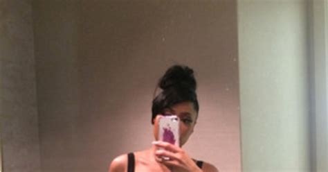 Nicki Minaj Flaunts Cleavage Sexy Thighs In Mirror Selfie See Pic