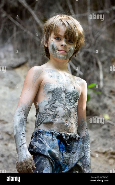 Kleiner Junge Bedeckt Mit Schlamm Stockfotografie Alamy
