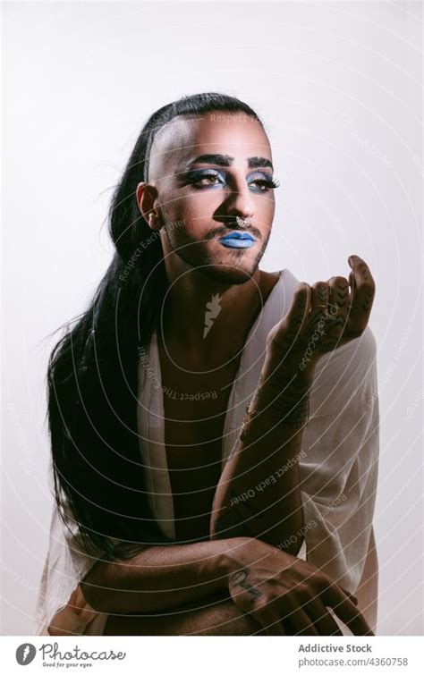 Stilvolle Transgender Frau Posiert Im Studio Ein Lizenzfreies Stock