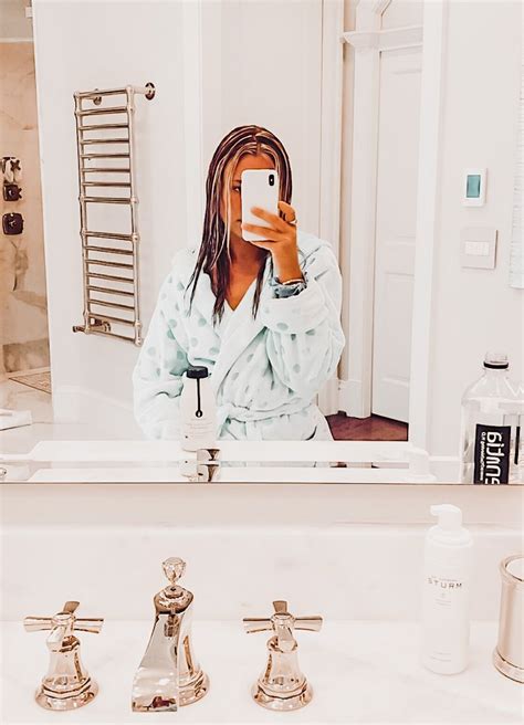Pin By 𝐊𝐀𝐈𝐓𝐋𝐘𝐍 On Beauty Mirror Selfie Fashion Lab Coat