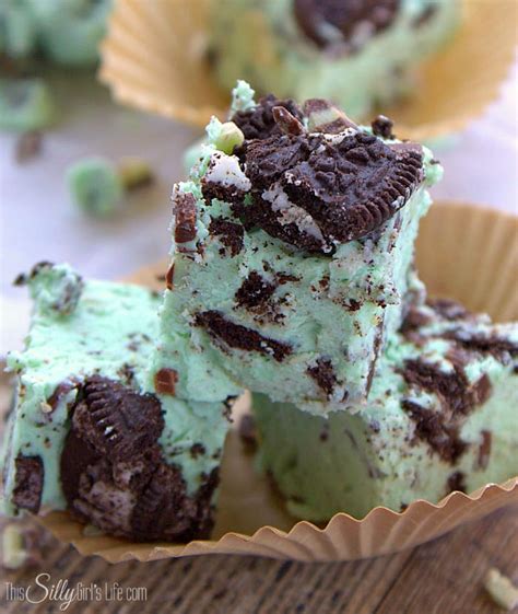 Immediately top with remaining oreos and gently press to adhere. Mint Fudge Recipe - This Silly Girl's Kitchen