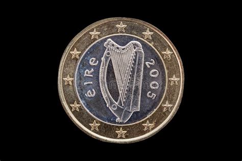 Una Moneda De 1 Euro De Irlanda Eire De 2005 Que Muestra El Arpa Celta